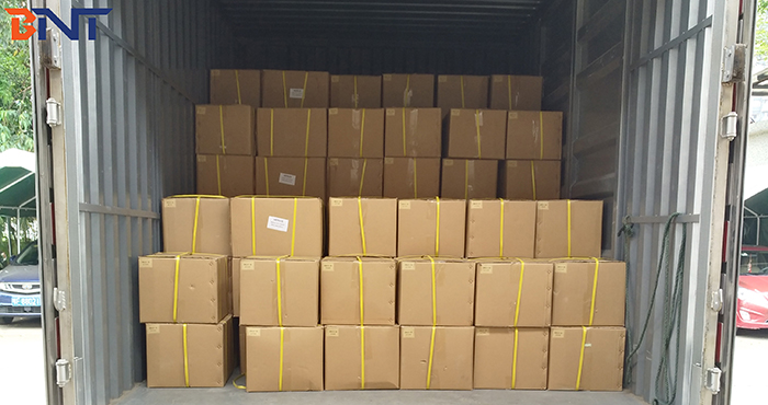 2019-5-22 shipment-European customers 2000PCS desktop socket loaded on lorry